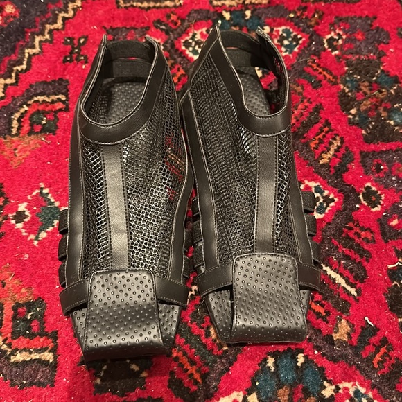 Like new men’s sandals from Brazil. Size 8 - Picture 3 of 4